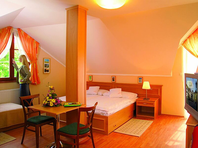 Bedroom 3, VadÃ¡szkÃ¼rt PanziÃ³, Sopron-Fertőd