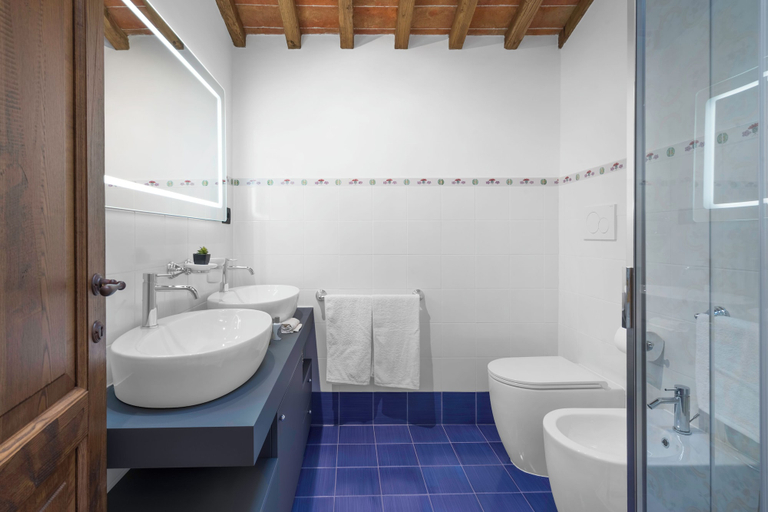 Bathroom 4, La Capanna, Borgo Campassini, Monteriggioni, Siena