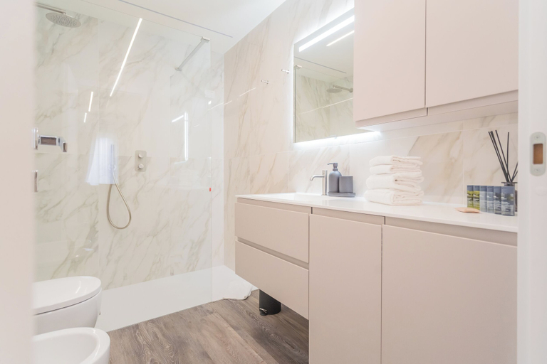 Bathroom 4, Modern & Stylish Apartment in Como City by Rent all Como, Como