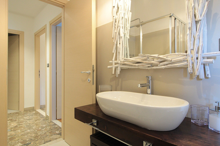 Bathroom 4, Catullo 18 Apartment, Brescia