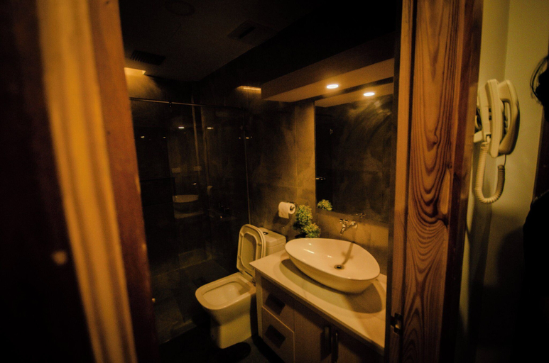 Bathroom 4, Rudhil's Place Hotel, Cebu City