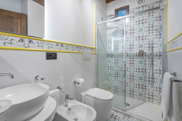 Bathroom 4, Le Torri, Borgo Campassini, Monteriggioni, Siena