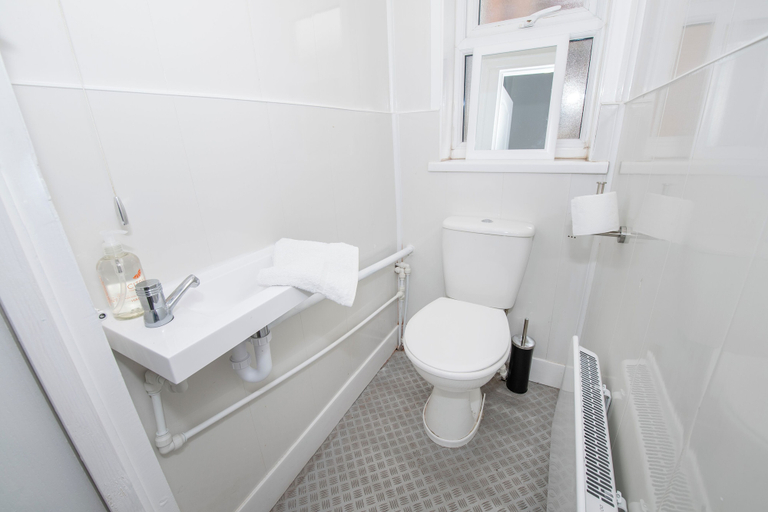 Bathroom 2, Hull Guest House, Kingston upon Hull