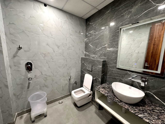 Bathroom 4, Sara Fortune International by Sara Hotels and Resort, Gautam Buddha Nagar