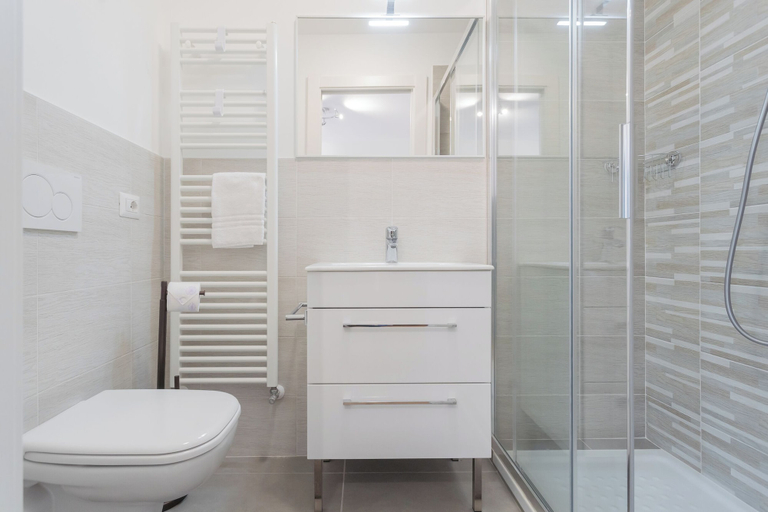 Bathroom 3, Pozzo Vertical Apartment With Garden and Parking by Rent all Como, Como