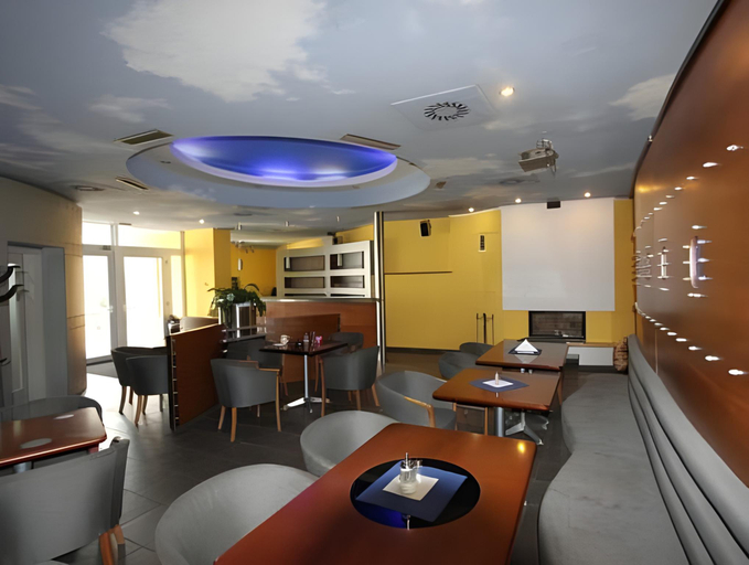 Others 5, Hotel Air, Skalica