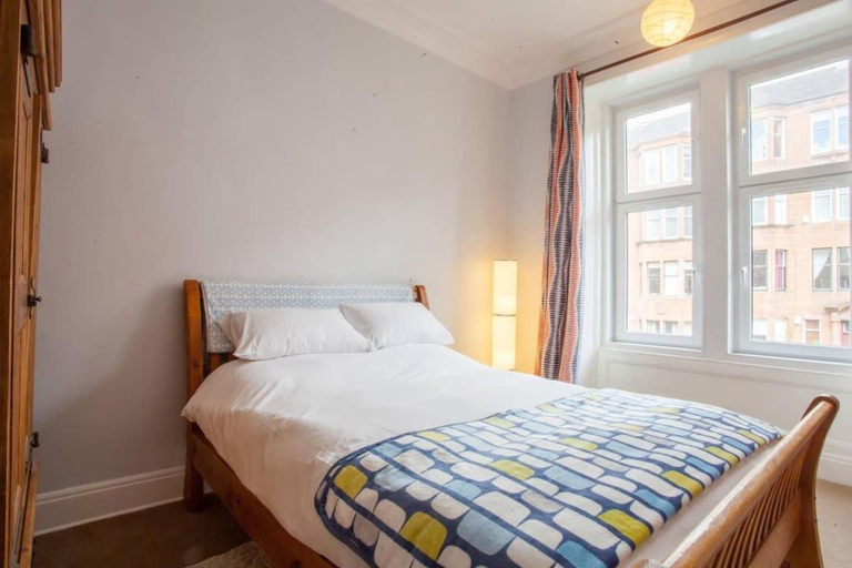 Modern, Light-filled and Sleek West End Apartment, Glasgow