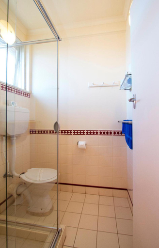 Bathroom 3, Wattle Motel, Mitchell - North