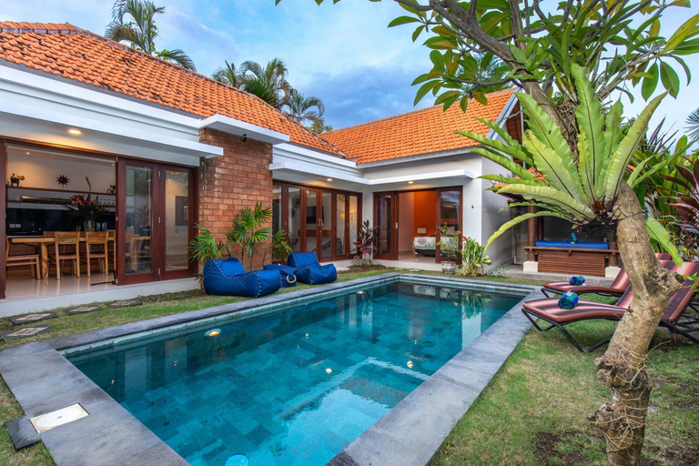 Sport & Beauty 2, Villa Kamboja Premium walk to double six Beach - enclosed living room with AC, Badung