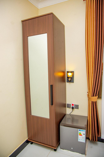 Others 3, Blanket Suites, Jinja