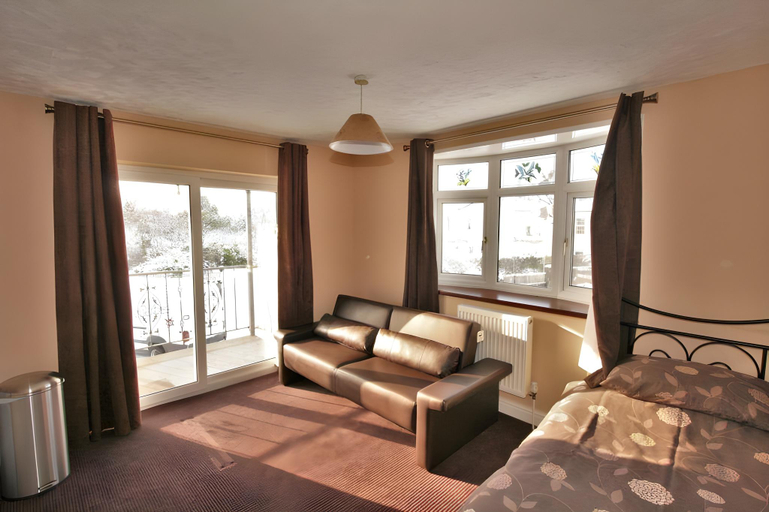 Others 4, Central Studios Tennyson Road by Roomsbooked, Gloucestershire