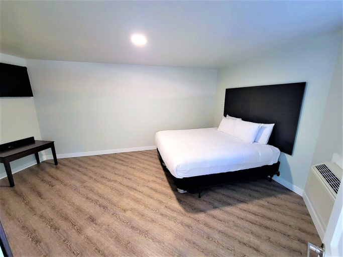 Bedroom 2, Edge-O-Dells Resort - 21 and Older, Juneau