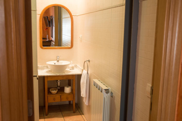 Bathroom 2, Hostel El Lechuguero, Navarra