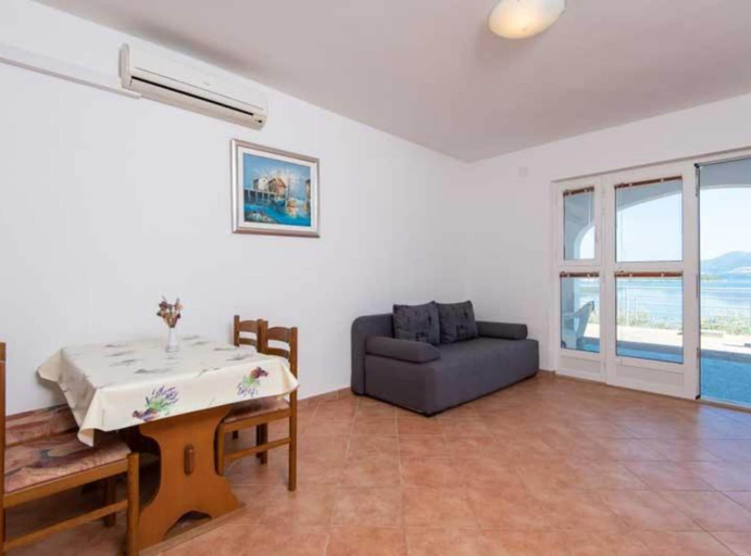 Others 4, Spacious and Cozy Seafront Apartments, Ston