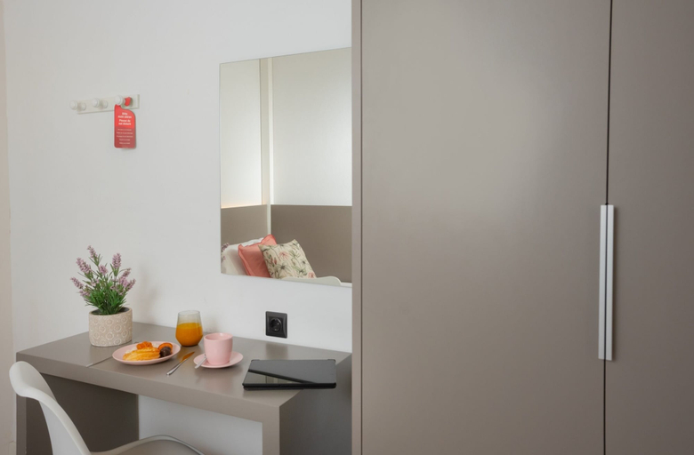 Others 5, Antonios Hostal, Barcelona