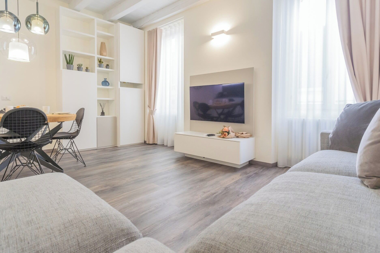 Others 5, Modern & Stylish Apartment in Como City by Rent all Como, Como