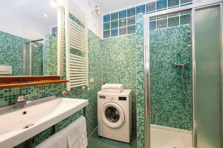 Bathroom 3, Savoia & Jolanda Apartments, Venezia