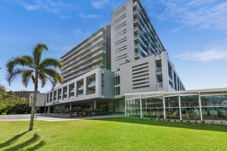 Others 2, Lux Retreat - Pool, Waterfront & prime Location, Cairns
