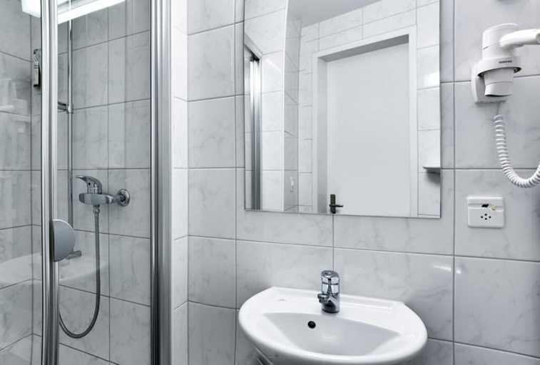 Bathroom, Hotel Bellevue, Obwalden