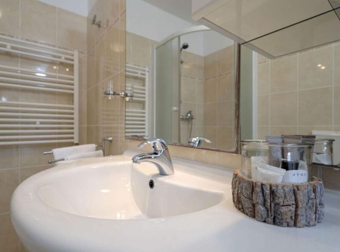 Bathroom 4, Ena Apartments, Jelsa