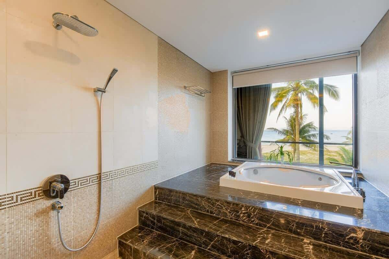 Bathroom 3, Luxe 6BR Beachfront Villa: Group Getaway Haven, Da Nang
