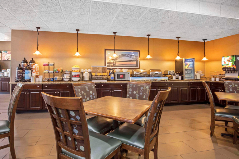 Food & Drinks 5, Comfort Inn Memphis Downtown, Shelby