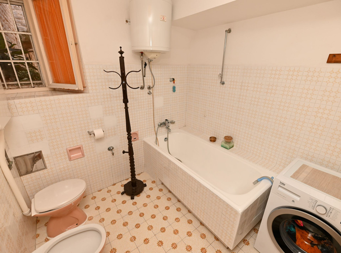 Bathroom 3, Palace Andreis, Trogir