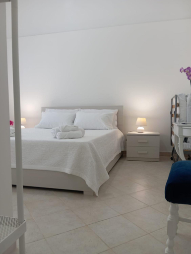 Others 5, Loredana Affittacamere, Ragusa