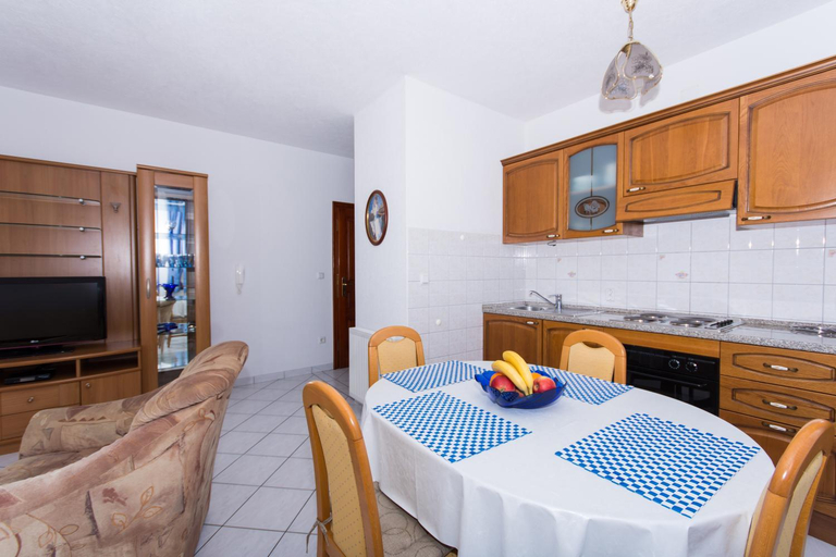 Others 3, Villa Snjezana, Okrug
