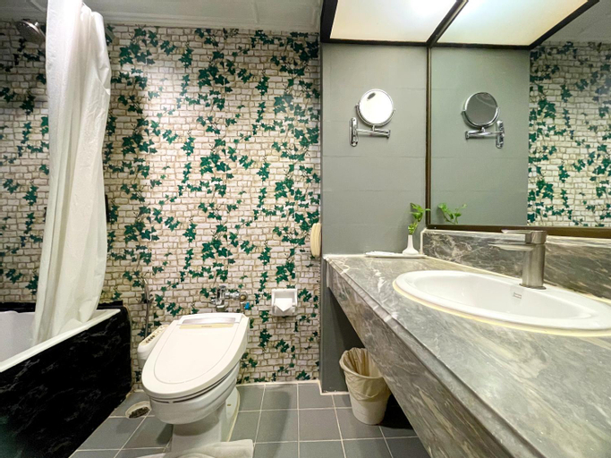 Bathroom 10