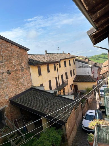 Others 5, Al Vicolo Uno, Asti
