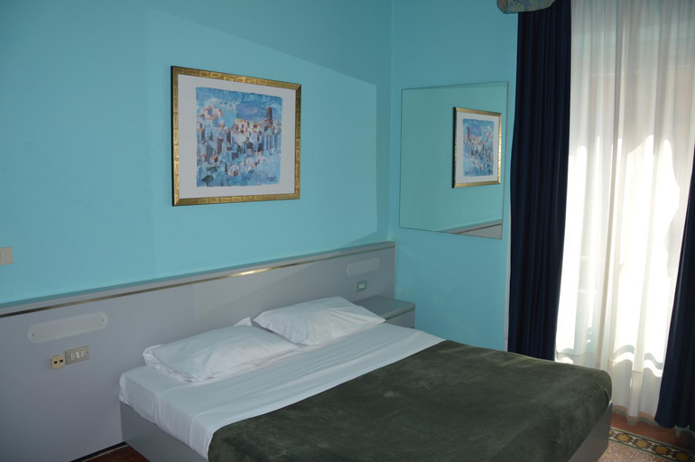 Bedroom 4, Hotel Doria, Genova