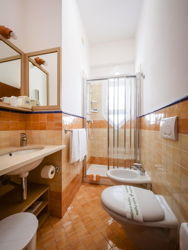 Bathroom 4, Hotel de la Ville, Ancona