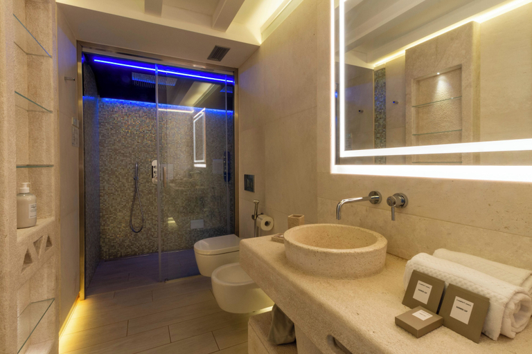 Bathroom 5, New Bussola, Cagliari