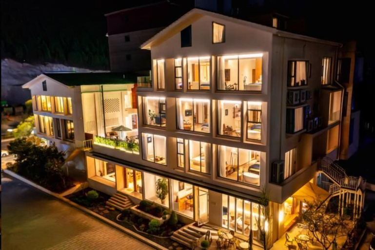 Exterior & Views
