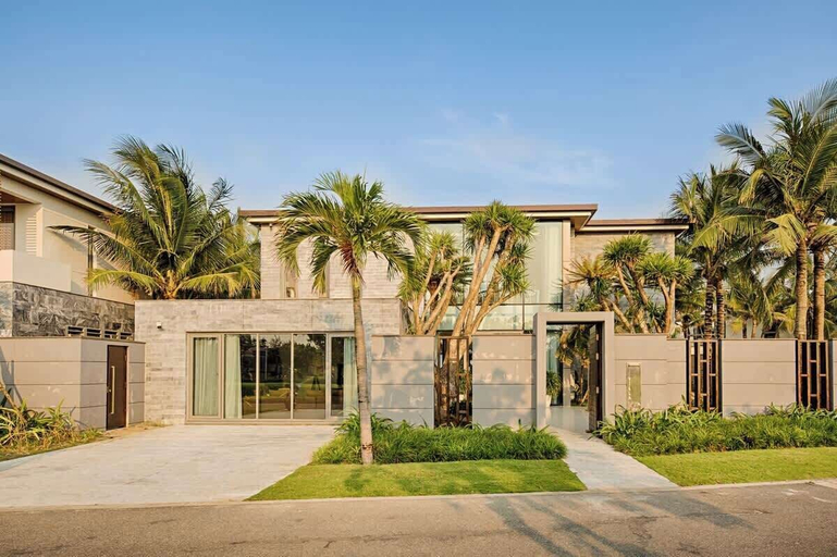 Exterior & Views 2, Oceanfront Elegance: 7-br Villa in Luxury Resort, Da Nang