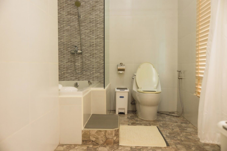 Bathroom 4, Sanpudard Health and Wellness Club, Ban Pho