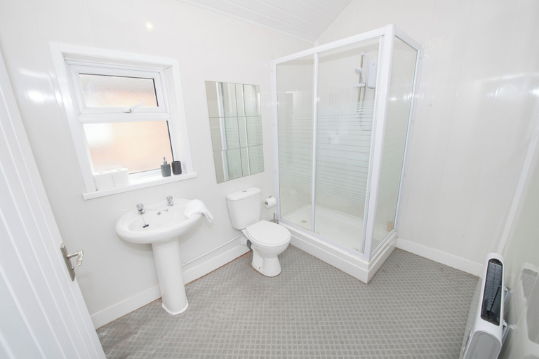 Bathroom 4, Hull Guest House, Kingston upon Hull