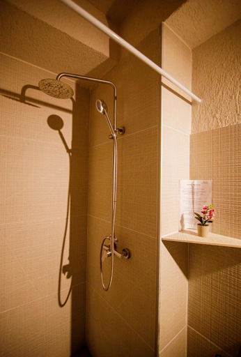 Bathroom 3, Diamonds in the Sky, Costinesti