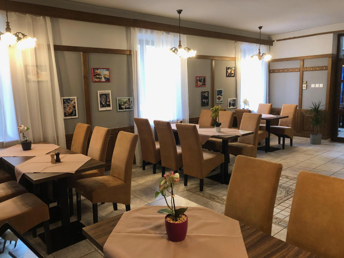 Food & Drinks 4, Svajci Lak Panzio, Nyíregyháza