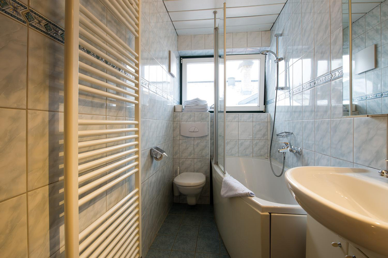Bathroom 3, Annaberger Musikantenwirt, Hallein
