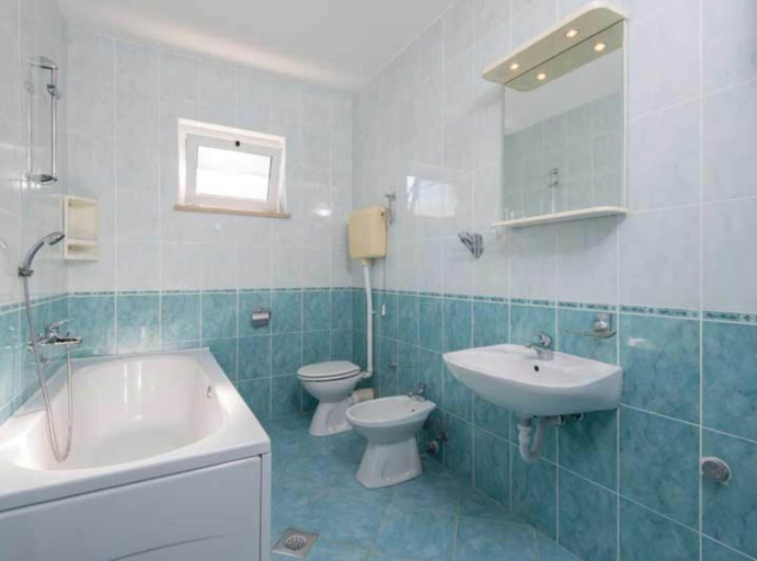 Bathroom 3, Spacious and Cozy Seafront Apartments, Ston