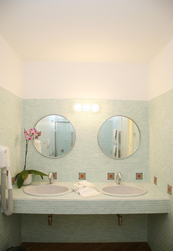 Bathroom 2, Il Peschio, L'Aquila