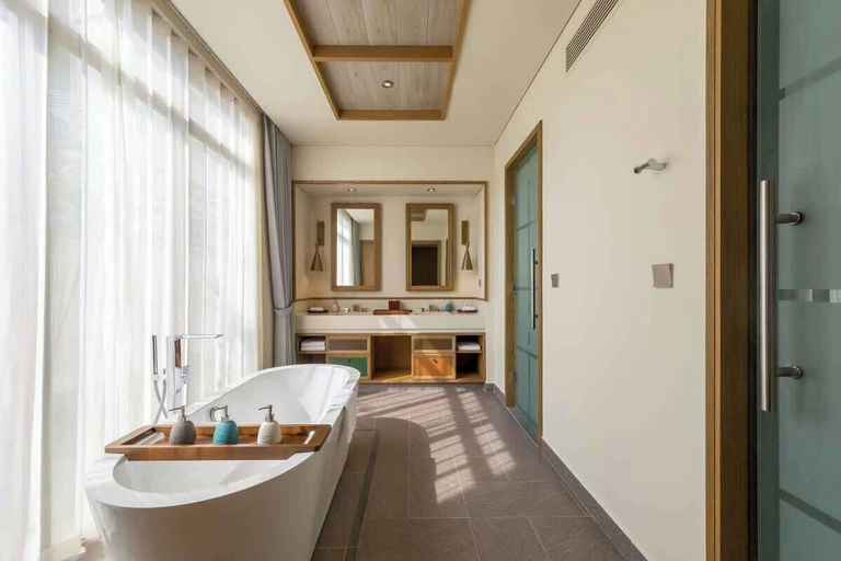 Bathroom, Luxe 5BR Villa: Beachfront Breakfast Pool, Da Nang