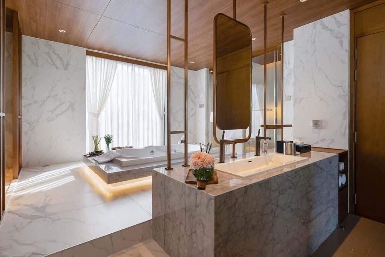 Bathroom 4, All Inclusive Luxury: Private Beachfront Paradise, Da Nang