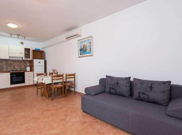 Others 5, Spacious and Cozy Seafront Apartments, Ston