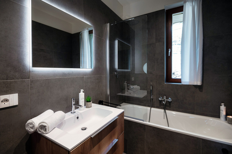 Bathroom 4, Bella Vita, Como