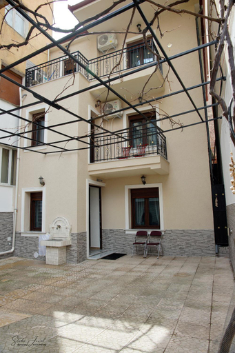 BUJTINA NEBIU, Korçës