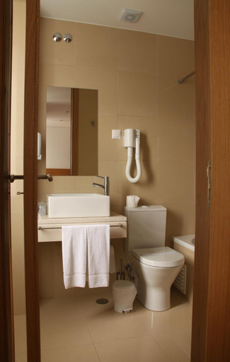 Bathroom 5, Hotel Zenite, Angra do Heroísmo