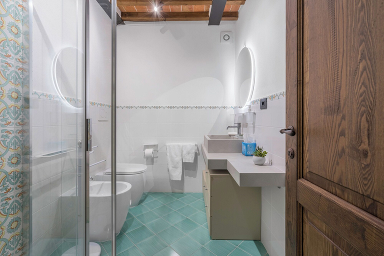 Bathroom 3, Borgo Campassini, Monteriggioni, Siena